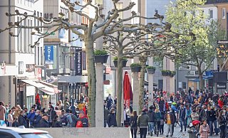 Mit oder ohne Maske – viele Einkaufslustige halten auf der Bahnhofstraße kaum Abstand zum Nachbarn. - Sarah Jonek