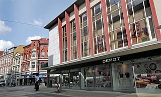 Der Mieter Depot und der Immobilienbesitzer Wünderlich verhandeln über die Fortführung des Mietvertrages. - Frank-Michael Kiel-Steinkamp