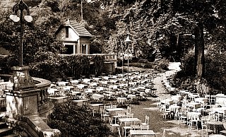 Die große Terrasse: Unter dem Rondell weitete sich die große Außenfläche aus, auf der Tische und Stühle zum Verweilen einluden. - Stadtarchiv