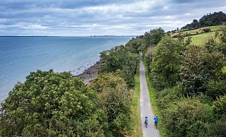 Am Wasser entlang: Der Weg führt entlang der Carlingford Lough, einer langgezogenen Bucht im Osten der Insel. - Paul Lindsay/Tourism Ireland/dpa-tmn
