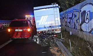 Eine 23-jährige Autofahrerin übersieht auf der Autobahn 33 im Kreis Gütersloh beim Spurwechsel ein Wohnmobil. Das prallt gegen die Lärmschutzwand und wälzt die Leitplanke um. - Andreas Eickhoff