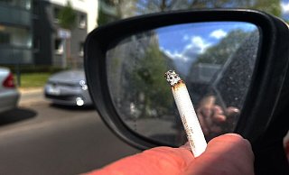 Ein Rauchverbot im Auto soll Schwangere und Minderjährige vor den Gefahren des Passivrauchens schützen. (Symbolbild) - Paul Zinken/dpa