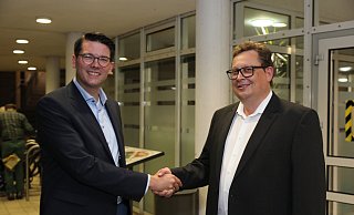 Rückblick Bundestagswahl 2021: Joachim Ebmeyer (CDU, l.) gratuliert Stefan Schwartze als Gewinner der Wahl. Auch am 23. Februar stehen beide wieder zur Wahl. - Frank-Michael Kiel-Steinkamp Rückblick Bundestagswahl 2021: Joachim Ebmeyer (CDU, l.) gratuliert Stefan Schwartze als Gewinner der Wahl. Auch am 23. Februar stehen beide wieder zur Wahl. - Frank-Michael Kiel-Steinkamp