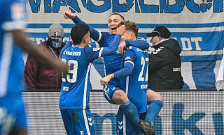 Die Magdeburger jubeln nach dem Führungstor zum 1:0 von Philipp Hercher. - Christophe Gateau/dpa