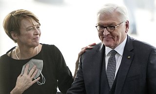 Elke Büdenbender gratuliert ihrem Mann Frank-Walter Steinmeier zur Wiederwahl. - picture alliance / ASSOCIATED PRESS