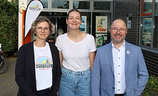 Sally Lisa Starken (M.) hat das Buch „Zu Besuch am rechten Rand - Warum wählen Menschen AfD?“ geschrieben. Anja Schäfer und Dirk Krüger vom Vorstandsteam des Vereins „Delbrück bleibt bunt - Bündnis für Vielfalt und Toleranz“ begrüßen sie vor dem Forum der Europa-Gesamtschule. - Regina Brucksch