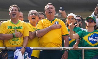 Brasiliens früherer Präsident Jair Bolsonaro (M) spricht bei einer Kundgebung in São Paulo zu seinen Anhängern. - Andre Penner/AP/dpa