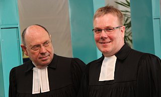 Der Landessuperintendant Dietmar Arends (r.) zieht sich zurück. Auch der seinerzeitige Ratsvorsitzende der EKD, Nikolaus Schneider (links), war 2014 zu seiner Amtseinführung nach Lemgo gekommen. - Archivbild: Martin Hostert