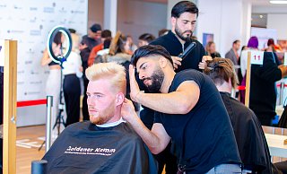 Unter Druck: Unter lauter Gesellen und Meistern schafft es der Wahl-Lipper Benean Alkurdi, sich durchzusetzen und sein Modell Kai Jöstingmeier perfekt in Szene zu setzen. - Carsten Loedige