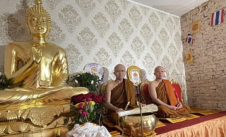 Die beiden Mönche Phra Manoon und Phra Manop sind Meditationslehrer und Brüder. Sie sitzen - wie es die buddhistischen Regeln vorgeben - während des Gebetes und der Meditation leicht erhöht. - Natalie Gottwald