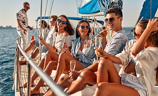 Mit Freunden auf dem Mittelmeer wird zur neuen Realität – und so mancher Alltagsstress entfällt mit einem möglichen Eurojackpot-Gewinn. - © Shutterstock 4 PM production