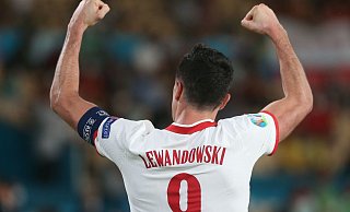 Polens Stürmer Robert Lewandowski jubelt nach dem Treffer zum 1:1. - Foto: Cezaro De Luca/dpa