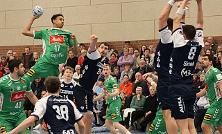Matthew Wollin wirft, die TBV-Abwehr streckt sich. Vier Treffer gelangen dem jungen GWD-Rückraumspieler im Testspiel vor voller Tribüne in Oberlübbe. Foto: - Marcus Riechmann