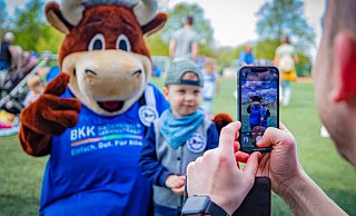 Maskottchen Lohmann ist beim Arminis-Sommerfest an der Schüco-Arena am 1. Mai mit dabei. Der Eintritt ist frei, das Programm hat viel zu bieten. - Mike-Dennis Mller / www.mdm.photo