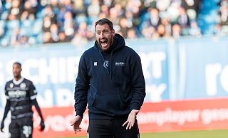 Trainer Mitch Kniat verhagelte die Niederlage von Arminia Bielefeld in Rostock spürbar die Laune. - IMAGO/Andy Bünning