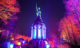 Illuminiertes Hermannsdenkmal: Eins der bedeutenden Wahrzeichen Nordrhein-Westfalens steht in Detmold. - picture alliance / Zoonar