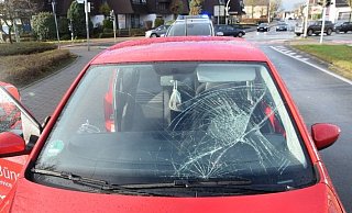 Die Passantin verletzte sich bei dem Aufprall schwer. - POLIZEI