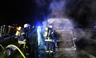 Der weiße Transporter wurde durch den Brand schwer beschädigt und später abgeschleppt. - Andreas Eickhoff