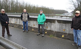 Auf der Autobahnbrücke treffen sich noch vor dem bundesweiten Corona-Erlass im gebotenen Abstand (v. l.) Karl Koch, Thomas Scharfenberg, Heinz Schumacher und Walter Behrens. - Johannes Büttner