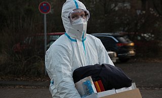 Tobias ist einer der vier Mitarbeiter des Teams Test-Organisation im Gesundheitsamt. Die Testung von rund 200 Bewohnern und Mitarbeitern wird Tobias beaufsichtigen. - Lieselotte Hasselhoff