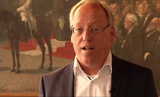 In seiner Videobotschaft ermahnt Pit Clausen die Bielefelder und kritisiert Corona-Partys. - Christine Panhorst/ Stadt Bielefeld