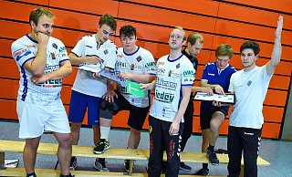 Fachsimpeln, bis der Arzt kommt: So verzweifelt wie auf diesem Bild ist TuS-97-Coach Christian Sturhan (l.)noch nicht, auch wenn Nelis Heidemann, Alexander Hoffmann, Jonas Eitner, Christopher Zinn, Marvin Weidner und Arne Möller (v.l.) ihr Trainerwissen gerne kundtun. - Barbara Franke