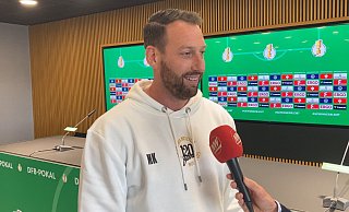 Arminia-Trainer Mitch Kniat stand im Anschluss an die Pressekonferenz auch am Mikrofon Rede und Antwort. - Jörg Dieckmann