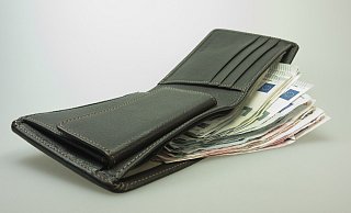 Die Hilfsbereitschaft seiner Opfer nutzte ein Trickdieb am Lübbecker Gänsemarkt schamlos aus. - Symbolbild: Pixabay