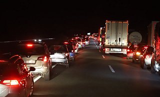 Stau auf der A2. - Charlotte Mahncke