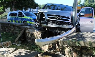 Der Opel wurde stark beschädigt. - Polizei Minden-Lübbecke
