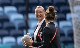 Alexandra Popp (l) und Marina Hegering bei der Platzbegehung. - Sebastian Christoph Gollnow/dpa