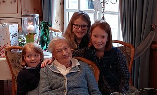 Anna Koch freut sich vor Corona-Zeiten über den Besuch der Urenkel Charlotte Roth (v.l.), Anni Roth und Rosilie Roth. - Koch