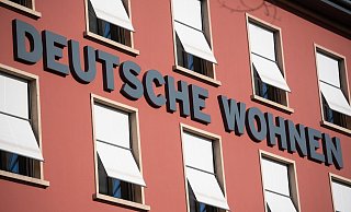 Der Immobilienkonzern Deutsche Wohnen ist dank höherer Mieten mit mehr Gewinn in das neue Jahr gestartet. - Foto: Christophe Gateau/dpa