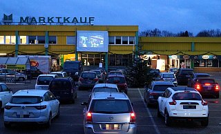Auf dem Marktkauf-Parkplatz verfolgten Gläubige in ihren Autos den Gottesdienst. - Michael Grundmeier