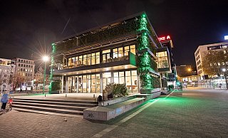 Der Grüne Würfel, jüngst für den Bürger-Dialog beleuchtet. Doch sonst gibt es zu viele dunkle Ecken auf dem Kesselbrink, finden die Kritiker. - Oliver Krato