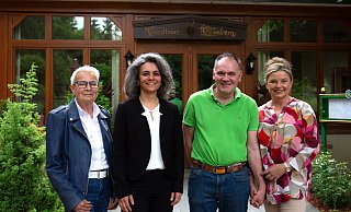 Heidi Freudenstein (v. l.), Maria Papakosta-Schurkus und Wilhelm und Claudia Deeke freuen sich darauf, gemeinsam eine geeignete Perspektive für das Forsthaus Limberg zu schaffen. - privat
