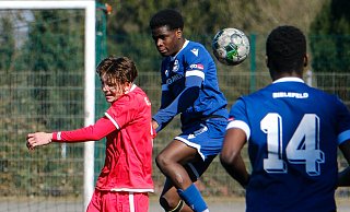 Für Fadil Zamari (Mitte) und Arminias neue U17, hier in der alten Saison als U16 gegen den VfL Theesen, ist die lange Vorbereitungszeit fast geschafft. Auch Ibrahima Camara (Nr. 14) gehört zur U17. - Andreas Zobe