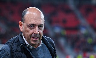 Bayer-04-CEO Fernando Carro war mit der Bewässerung des Platzes auf der Bielefelder Alm überhaupt nicht einverstanden. Arminia Bielefeld siegte im Halbfinale des DFB-Pokals verdient mit 2:1 gegen Bayer Leverkusen. - IMAGO/RHR-Foto