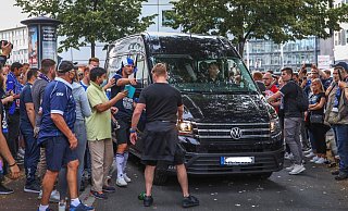 Arminia-Spieler suchten in der City nach dem Saisonabschluss am Sonntag Fan-Kontakt trotz geltender Corona-Abstandsregeln. - Sarah Jonek