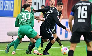 SCP-Winterneuzugang Koen Kostons, der sich hier gegen den Fürther Armindo Sieb durchsetzt, gab am Sonntag ein durchaus vielversprechendes Zweitligadebüt. - Imago Images