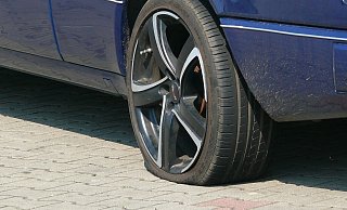 An drei Autos wurden die Reifen zerstochen. - Symbolfoto: Pixabay