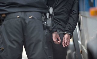 Ein Polizist hat einen Tatverdächtigen festgenommen. Bei seiner Überprüfung haben sich gleich sieben Fahndungen für den Mann ergeben. - Symbolfoto: picture alliance