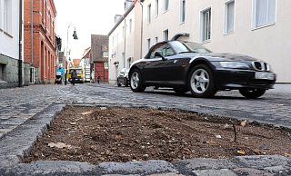 Die Kirchstraße ist nach der Erneuerung des Straßenbelages wieder befahrbar. Ambeerbäume und Stieleichen müssen noch gepflanzt werden. - Marion Pokorra-Brockschmidt