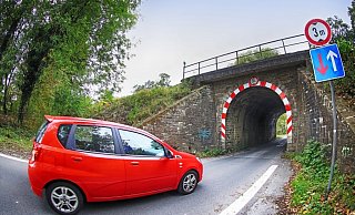 Die Bahnunterführung im Verlauf der Warendorfer Straße ist aktuell nur einspurig, aufgrund der Höhe kommen große Lkw nicht durch. - Sarah Jonek