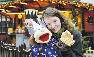 Unterwegs auf dem Herforder Weihnachtsmarkt: Handpuppe Balthasar und NW-Redakteurin Melanie Wigger befragen Passanten in weihnachtlicher Mission. Der König wurde der Redaktion von der Experimentierkirche St. Paulus ausgeliehen. - Vivien Tharun