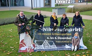 Das Veranstaltungsteam, bestehend aus (v. l.) Thomas Westhof, Pascal Pöhler, Helena Kottowski, Beate Przybilski, Angelika Schäfer und Emma, freut sich schon auf den Hövelhofer Nikolausmarkt. - Gemeinde Hövelhof