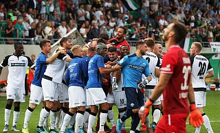 Freud und Leid dicht beieinander: Die Paderborner bejubeln ihren Einzug in die zweite Pokalrunde, im Vordergrund der geschlagene Rödinghausener Torwart Niclas Heimann. - picture alliance/dpa