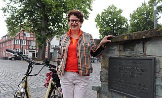 Brigitte Frisch-Linnhoff kandidiert für die SPD als Bürgermeisterkandidatin. Sie posiert auf dem neu gestalteten Doktorplatz an der Tafel, die an Dr. Otto Lüning, den "Wohltäter der Armen" erinnert. - Marion Pokorra-Brockschmidt