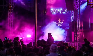YouNotUs begeistert mit feschen Beats, die mehr als Tausend Gäste der After-Race-Party auf dem Herforder Rathausplatz. - Daniel Salmon