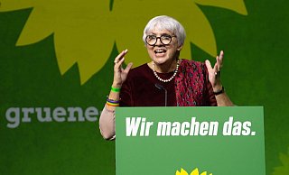 Die Bundestagsvizepräsidentin der Grünen, Claudia Roth, spricht bei der Landesdelegiertenkonferenz der bayerischen Grünen im Messezentrum. - Foto: Stefan Puchner/dpa